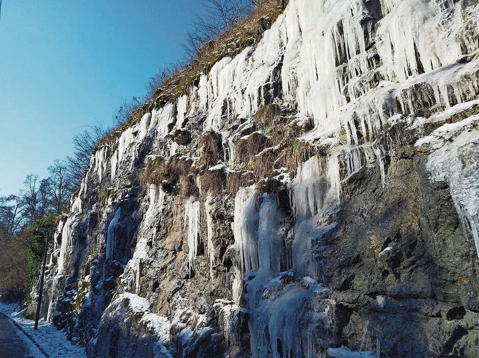 Wasser und Eis an der Limmat, an der Grenze von Neuenhof und Wettingen. Eine geeiste Seifenblase in Untersiggenthal. Der Felsenweg in Baden. Die grosse Eisfläche im Leuggemer Weiher Schlatt.
