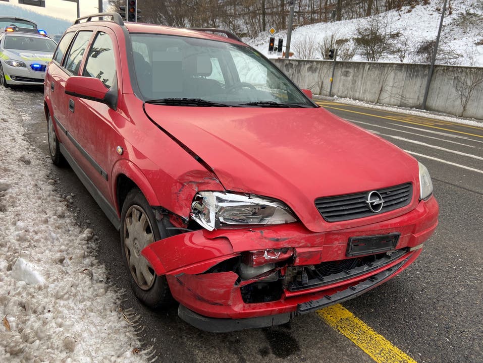 Baden AG, 15. Februar: Ein Autofahrer missachtet bei der Siggenthaler Brücke ein Rotlicht und verursacht einen Unfall. Verletzt wurde niemand.