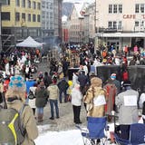 Güdismontag in Einsiedeln: Über 1000 Zuschauer verfolgen den Sühudi-Fasnachtsumzug - trotz Versammlungsverbot. (Bild: Leser Markus Liebich)