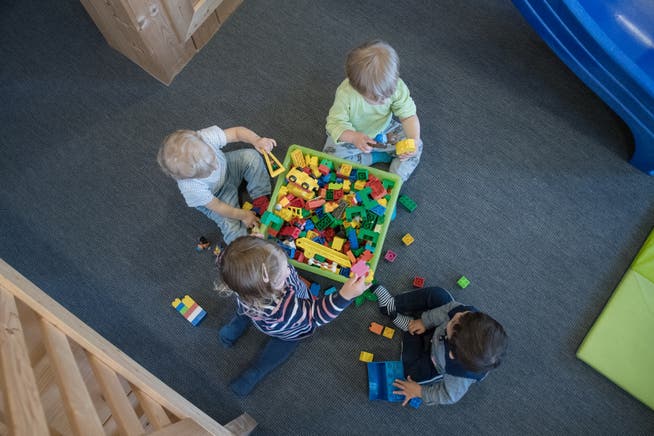 Die externe Kinderbetreuung im Vorschulalter soll statt kommunal künftig kantonal geregelt werden. Kinder beim Spielen in der Kinderkrippe Small Foot in Hochdorf.