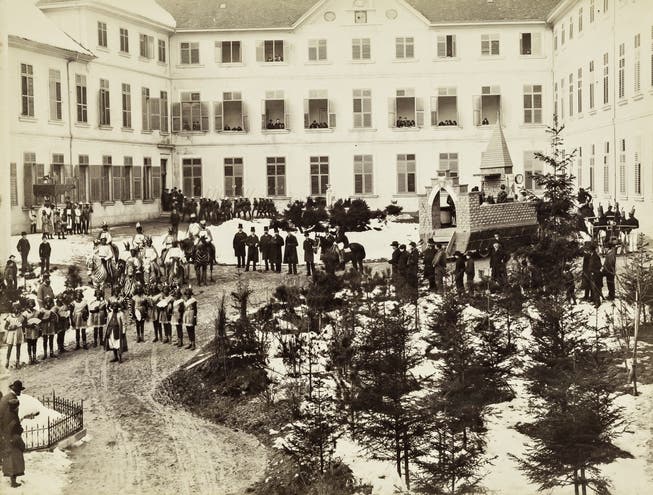Der Fasnachtsumzug Solothurn 1887 mit afrikanischen Tänzerinnen zu Besuch. Zu dieser Zeit wurde der Ambassadorenhof als Kantonsschule benutzt.