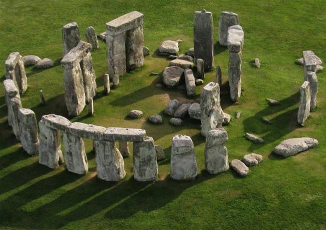 Stonehenge, was heute noch steht: In der Mitte die Sarsen-Trilithen, der Ring mit den Decksteinen; Innerhalb des Trilithen-Hufeisens sind noch einige Bluestones zu erkennen.