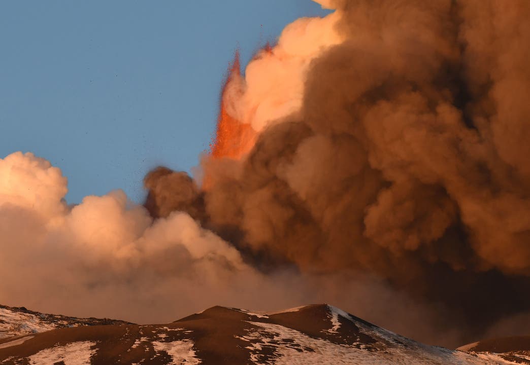 Der Vulkan auf Sizilien mit kilometerhohen Aschewolken.