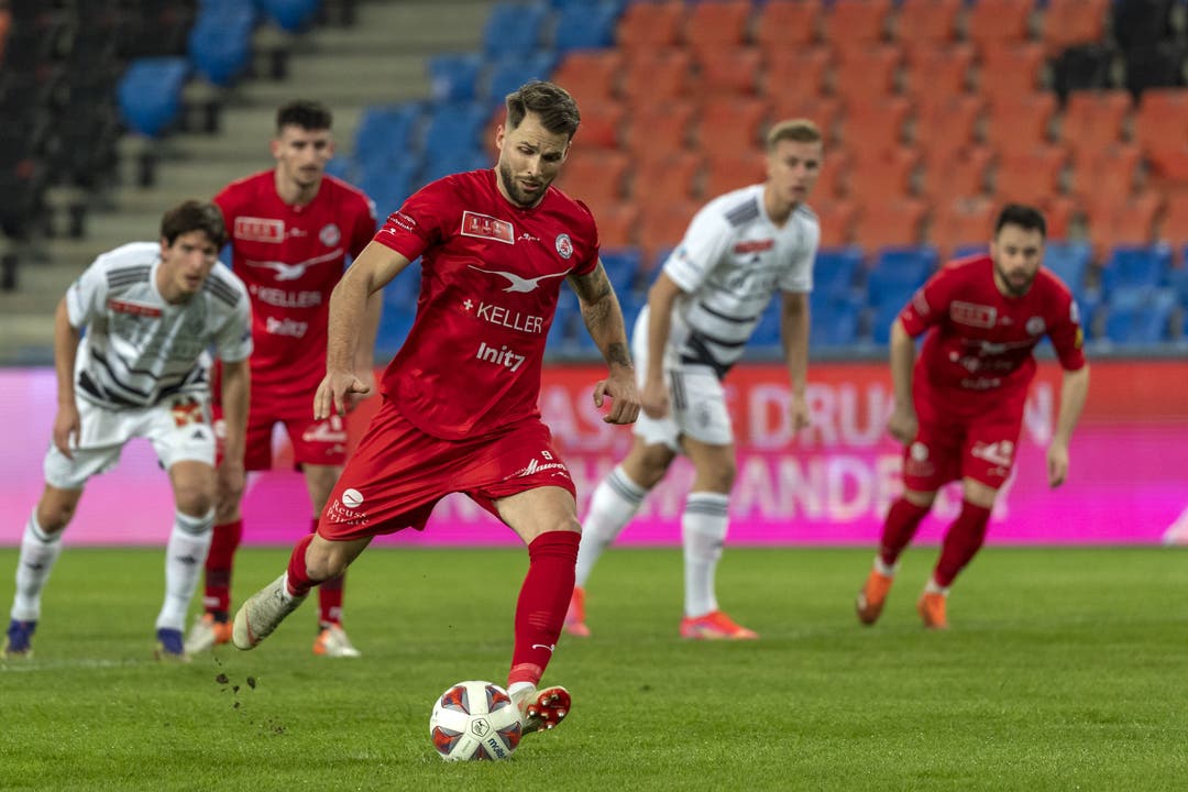Roman Buess verlädt Djordje Nikolic eiskalt. Der FC Winterthur macht den nächsten Schritt in Richtung einer möglichen Sensation.