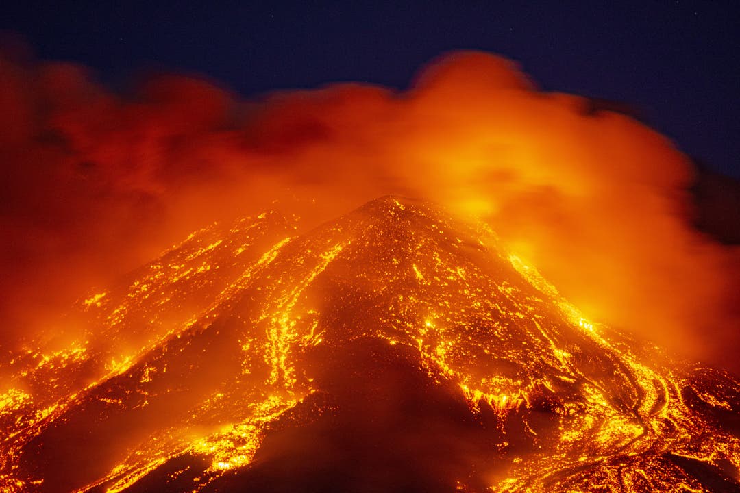 Lava fliesst am Vulkan runter.
