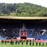 Sicherheitskräfte stellen sich in der Swisspor-Arena auf. (Bild: Alexandra Wey / Keystone (Luzern, 12. Mai 2019))
