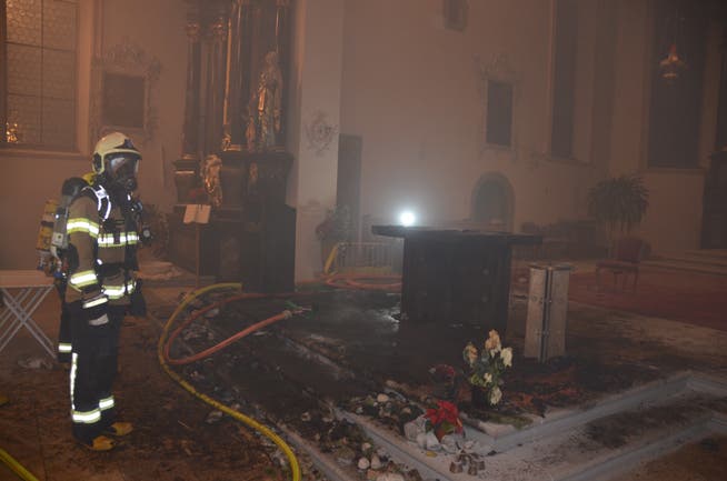 So sah es in der Kirche aus, nachdem die Feuerwehr den Brand gelöscht und die Reste der Krippe in Altarnähe weggeräumt hatte.