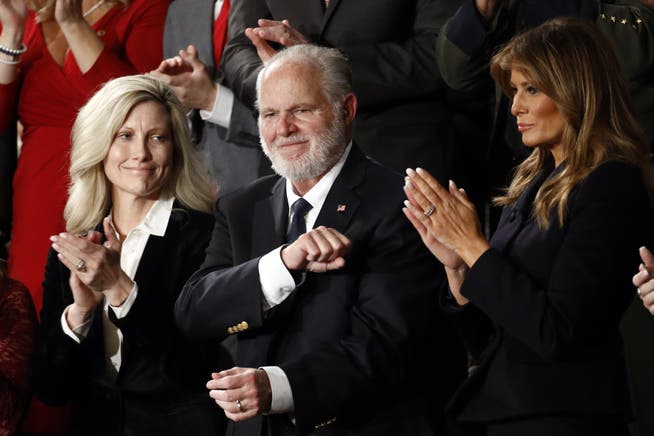 Rush Limbaugh freut sich am 4. Februar 2020 darüber, dass er die Presidential Medal of Freedom von Präsident Donald Trump bekommt. Links seine Gattin Kathryn, rechts Melania Trump. 