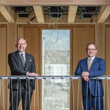 Bankratspräsident Daniel Dillier (links) und CEO Bruno Thürig im Neubau des Hauptsitzes der Obwaldner Kantonalbank, der innen derzeit ausgebaut wird. (Bild: PD (Sarnen, 18. Februar 2021))