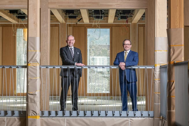Bankratspräsident Daniel Dillier (links) und CEO Bruno Thürig im Neubau des Hauptsitzes der Obwaldner Kantonalbank, der innen derzeit ausgebaut wird. 