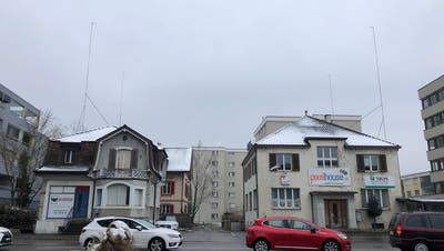 Die beiden Häuser verschwinden: links der einstige Kaufmannsladen, rechts das Bürogebäude des SMUV. (Katja Schlegel)