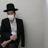 Ein ultraorthodoxer Israeli hält sich nach der Covid-Impfung den Arm. (EPA)