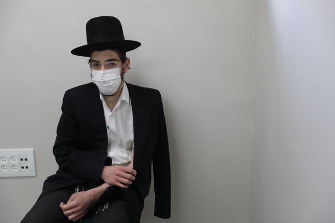 Ein ultraorthodoxer Israeli hält sich nach der Covid-Impfung den Arm.