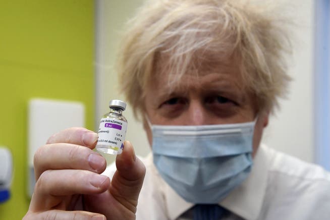 Für seine Landsleute gibt es genug: Der britische Premier Boris Johnson mit einer Ampulle Astrazeneca-Impfstoff. 