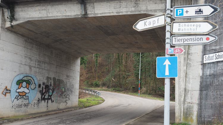 Der Schulweg der Schüler der HPS entlang der Kapfstrasse in Mumpf soll sicherer werden. (Hans Christof Wagner  / Aargauer Zeitung)