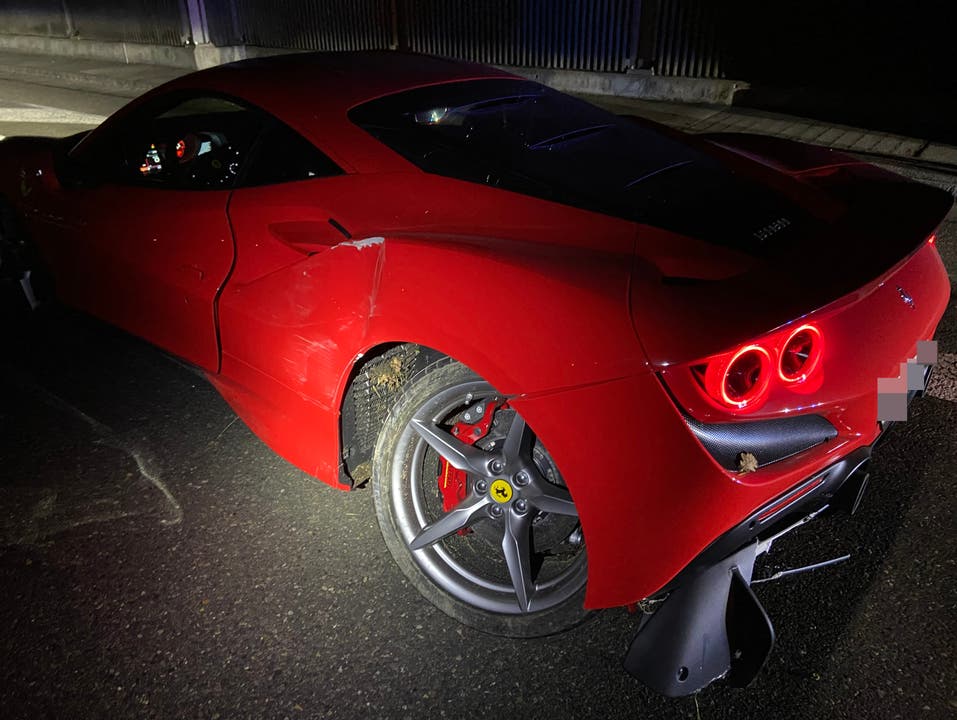 Ein Fahrer kommt mit seinem Ferrari F8 Tributo in der Nacht von Freitag auf Samstag bei Neuenhof von der Autobahn ab.