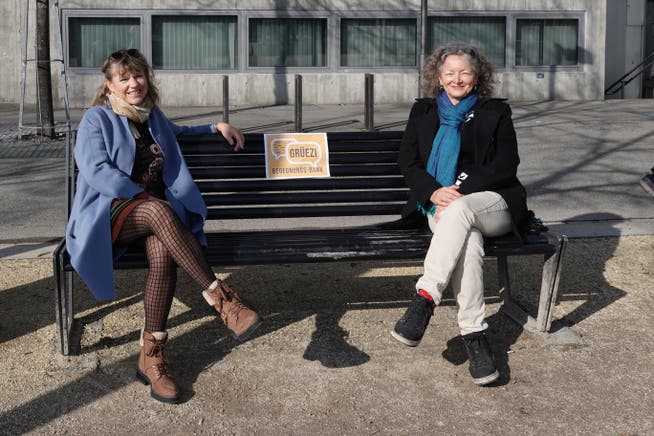 Katharina Barandun (links) und Yvonne Brogle präsentieren eines ihrer «Begnungsbänkli» – hier auf dem Theaterplatz Baden. 