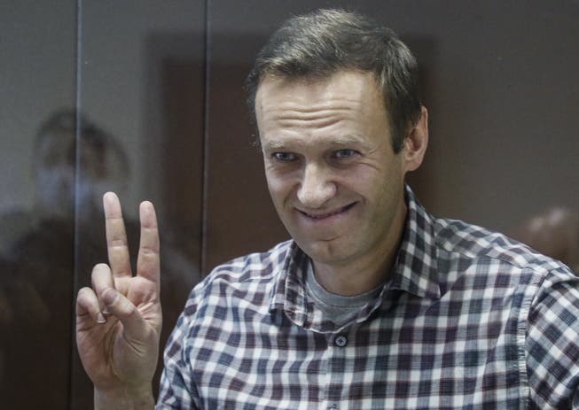 Stiller Protest im Glaskasten: Alexej Nawalny gibt sich vor Gericht ungewohnt fromm.