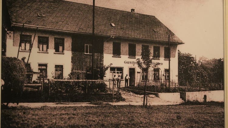 Der Landgasthof Sternen auf einer Ansichtskarte aus dem Jahr 1928. Zu sehen ist auch Jakob Hess, der das Restaurant in diesem Jahr erwarb. (Bild: zvg)