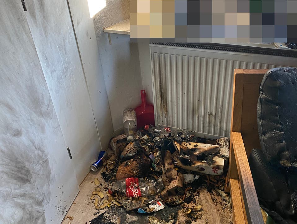 Rümikon AG, 22. Februar: Fahrlässiger Umgang mit Raucherwaren löste einen Wohnungsbrand aus. Eine Person musste mit Rauchvergiftung ins Spital.