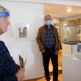 Da waren Museumsbesuche noch möglich: Ariane Dannacher und Hannes Burger (Mitte) bei der Vernissage der Ausstellung im Museum Schiff im Oktober. (Charlotte Fröse / Aargauer Zeitung)