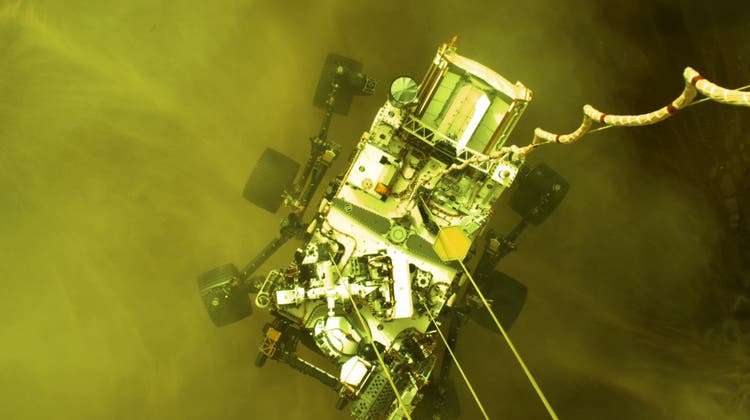 Der Perseverance Rover wird von einem Kran auf die Marsoberfläche gehievt. (Nasa/Jpl-Caltech Handout / EPA)