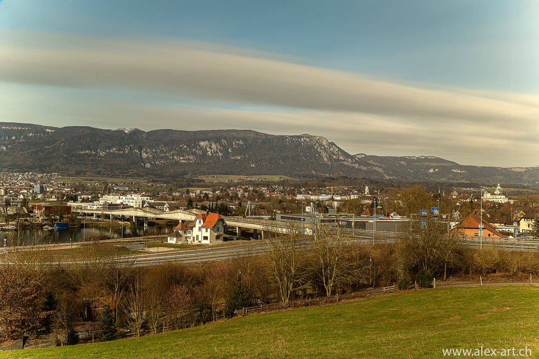 Ein sonniger Blick auf die Westumfahrung Solothurn.