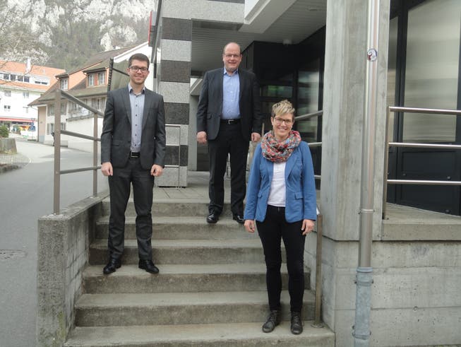 Vor der Raiffeisenbank Balsthal-Laupersdorf informieren David Perez, Alexander Bigler, Nadine Meister (v.l.) über den Geschäftsverlauf 2020