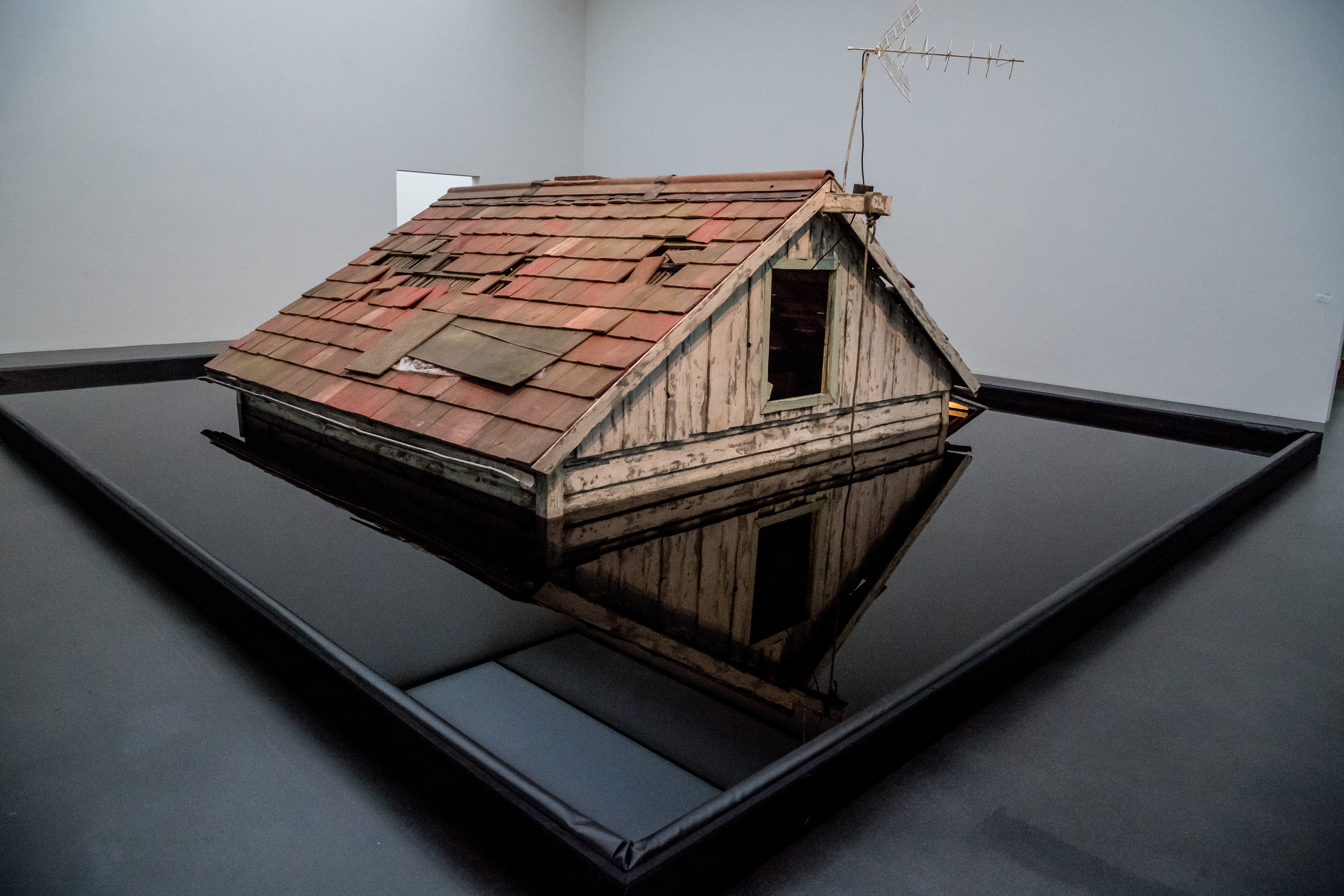 Die Installation «Prop, Flood, Roof» (2018, Karton, Farbe, Holz, weitere Materialien) wird vom Museum gekauft.