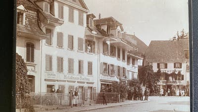 Aufnahme der Aavorstadt aus dem Jahre 1902. Links, im Bild angeschnitten, die Bäckerei Haller. Anstelle der Metallwarenhandlung wird später die neue Bäckerei gebaut. (Zvg)