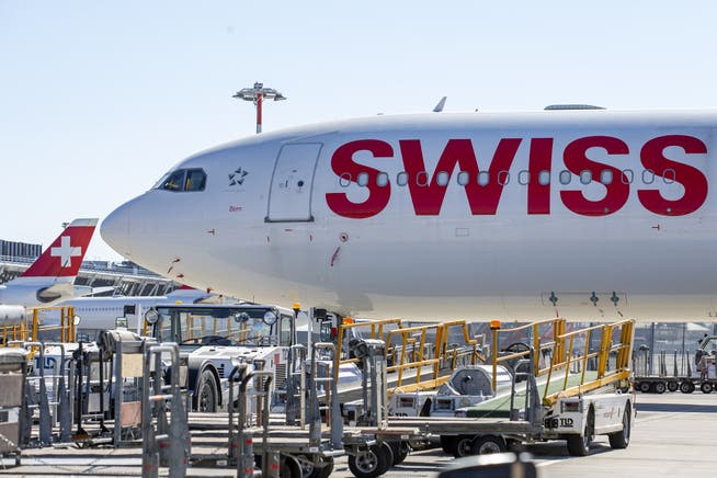 Ein Flugzeug der Swiss am Flughafen Genf. Vor allem im zweiten Quartal falle der Flugplan deutlich kleiner aus als geplant. 