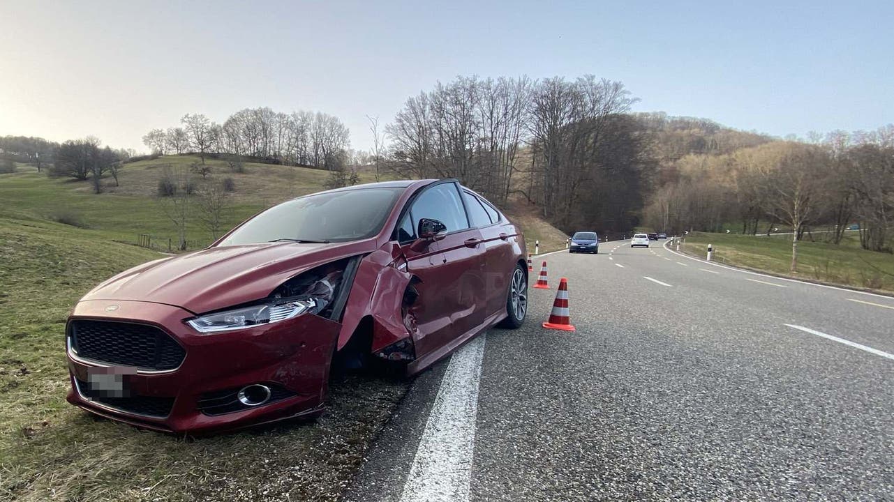 Küttigen AG, 24. Februar 2021: Ein Autofahrer verlor die Kontrolle über sein Auto und kam von der Strasse ab. Vier Autos wurden dabei beschädigt, verletzt wurde niemand.