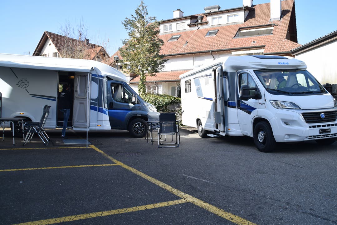 Waltenschwil, 26. Februar: Auf dem Parkplatz des Restaurants «Volare» sind derzeit keine Autos, sondern Wohnmobile zu finden. Adriano Caranci bewirtet seine Gäste in ihrem Wohnmobil auf seinem Restaurantparkplatz.