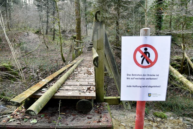 Die Gemeinde verbietet das Betreten der Brücke über den Furtbach, bis diese repariert ist.