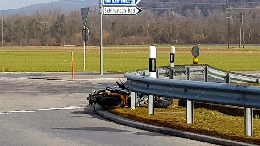 Schinznach AG, 24. Februar 2021: Eine Autofahrerin nahm einem Motorrad den Vortritt im Grastöcknikreisel und fuhr ihn an. Er wurde leicht verletzt, das Motorrad erlitt Schaden.