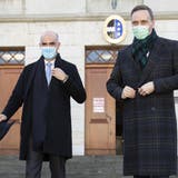 SP-Bundesrat Alain Berset (links) und  SVP-Regierungsrat Jean-Pierre Gallati am Donnerstag vor dem Aargauer Grossratsgebäude in Aarau. (Keystone)