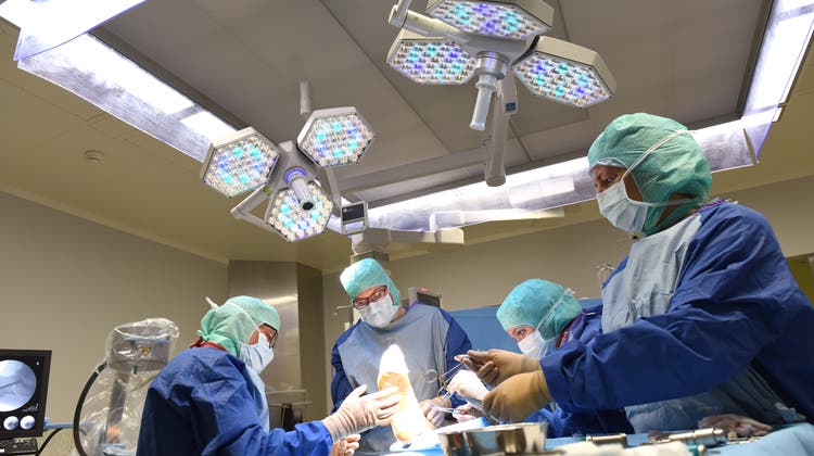 Kantonsspital Baselland und Hirslanden Klinik Birshof wollen künftig genau untereinander absprechen, welche Operationen im neuen Opera-Zentrum durchgeführt werden. Hier das Bild einer Operation im Bruderholzspital im Mai 2017. (Juri Junkov)