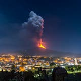 Bis zu 700 Meter hohe Lava-Fontänen spuckte der Ätna in der Nacht auf Donnerstag in den Himmel. (AP)