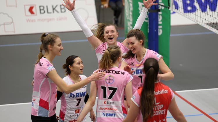 Die Spielerinnen von Sm'Aesch Pfeffingen freuen sich über den Halbfinal-Einzug. (Archiv/Edgar Hänggi)