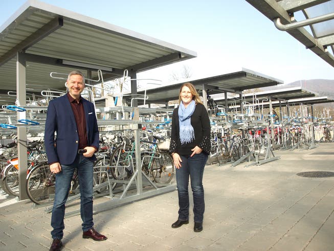 Stadtrat Thomas Marbet und Rachèle Widmer, Immobilienbewirtschafterin SBB bei Bike&amp;Rail am Bahnhof Nord.