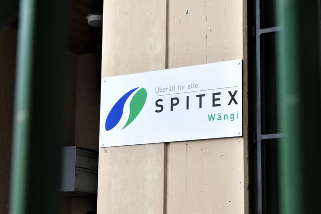 Ein Schild weist an der Dorfstrasse 6 auf den Eingang der Wängemer Spitex-Geschäftsstelle hin.