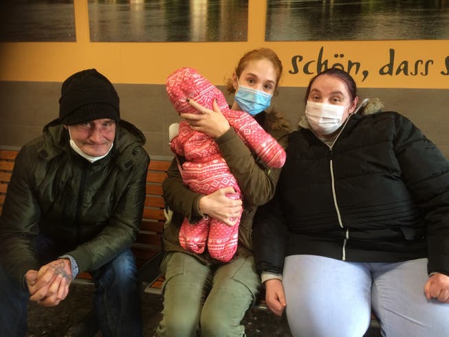 Jacko Reiff, Lindsay Brunzel mit Baby und Obdachlosenhelferin Sabrina Steuck (v.l.) in der Bad Säckinger Bahnhofshalle.