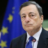 «Super-Mario» Draghi soll es richten: Staatspräsident Mattarella will den ehemaligen EZB-Chef mit der Bildung einer Regierung der nationalen Einheit beauftragen. (Olivier Hoslet / EPA)