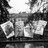 Frauen posieren in Zürich mit Abstimmungsplakaten zum Frauenstimmrecht, darunter links ein Plakat aus der Aarauer  Druckerei Trüb für die eidgenössische Ja-Kampagne, in der Mitte das Plakat für die aargauische Ja-Kampagne aus der Buchdruckerei AG Baden. (KEYSTONE)
