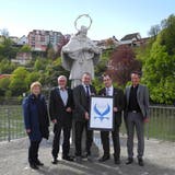 Herbert Weiss (Mitte) – im Bild mit Vertretern aus beiden Laufenburg bei der Präsentation des Friedensstadt-Logos – fordert eine Gegenfinanzierung, sollte die Gewinnsteuer gesenkt werden. (Marc Fischer / 4. Mai 2016)
