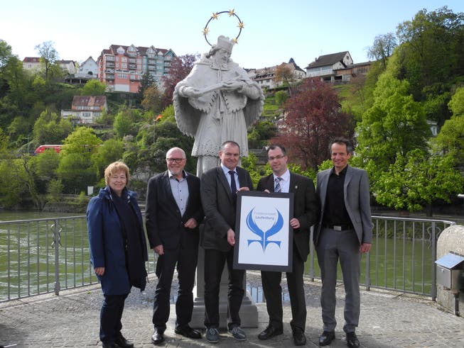 Herbert Weiss (Mitte) – im Bild mit Vertretern aus beiden Laufenburg bei der Präsentation des Friedensstadt-Logos – fordert eine Gegenfinanzierung, sollte die Gewinnsteuer gesenkt werden.