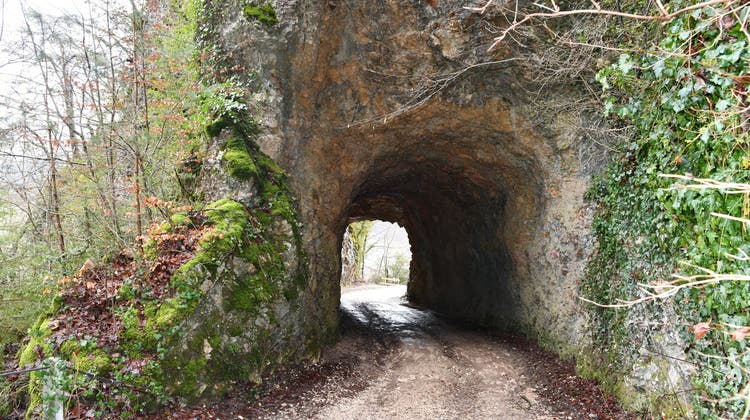 Der Tunnel am Oberbergweg besteht aus natürlichem Fels. Nun muss er vergrössert werden, damit Holztransporter durchfahren können. (Bruno Kissling)