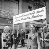 Teilnehmerinnen demonstrieren an der 1.-Mai-Kundgebung im Jahr 1970 in Zürich für die Einführung des Frauenstimmrechts beim Bund und Kanton. Im Kanton Aargau dauerte dieser Prozess fast zehn Jahre. (Bild: Str / Keystone)