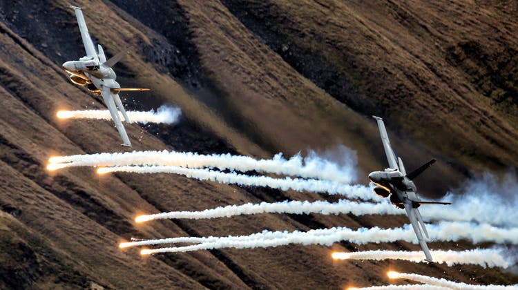 2012 auf der Axalp ob Brienz im Berner Oberland: Zwei F/A-18 schiessen «Flares» ab am Fliegerschiessen ab. 2019 fiel die Veranstaltung aus. Die Gründe sind umstritten. (Philipp Schmidli)