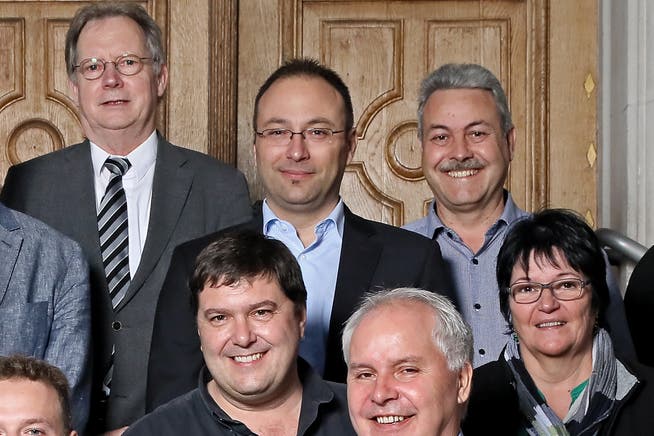 Mit einem Lächeln in den Wahlkampf. Ausschnitt aus dem Foto des Gemeinderats von Derendingen. Hinten links Kuno Tschumi und hinten rechts Markus Baumann. Vorne links Roger Spichiger.